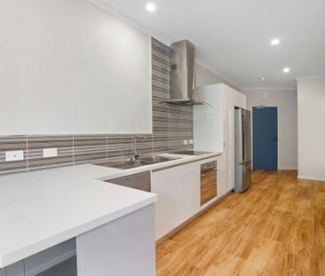 Stylish top-floor unit - Photo 4