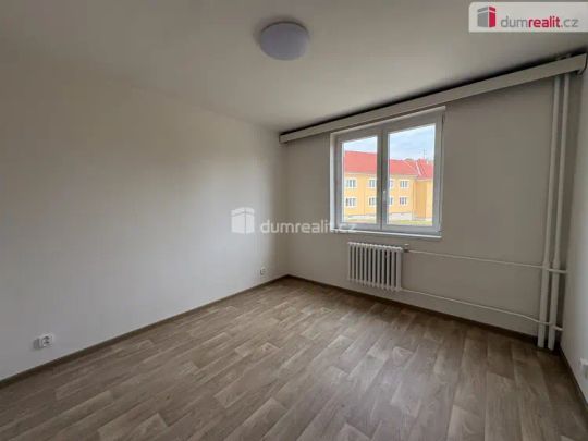 pronájem revitalizovaného bytu s balkónem, garáží a parkovacím místem před domem Milín - Photo 1
