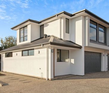 New Designer 3 Bedroom Townhouse – Coastal Luxury Living for Lease - Photo 2