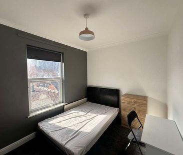 Stylish Bedroom House, LN5 - Photo 1