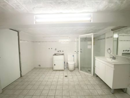 Semi-Attached 3-Bedroom House With Water Included - Photo 4