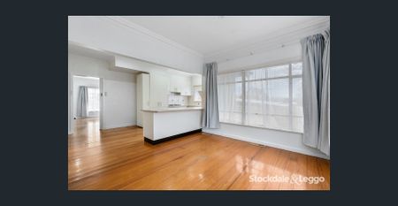 Charming Home - Photo 3