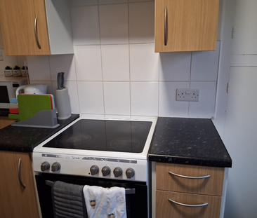 1 bedroom in a flat share to rent - Photo 3