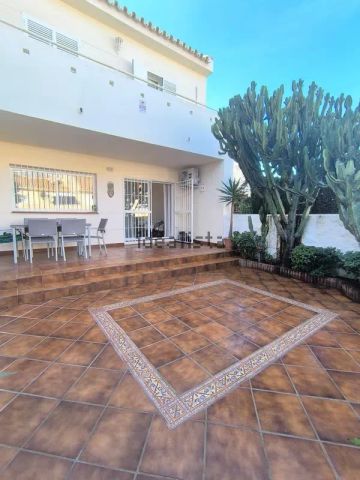 Alquiler de chalet adosado en Calle Arquitectos s/n - Photo 2