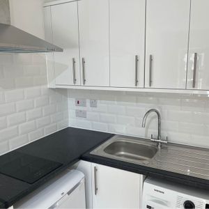 Studio Flat, Belsize Road, NW6 - Photo 2