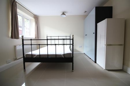 Hanworth Road, Hounslow - Photo 2