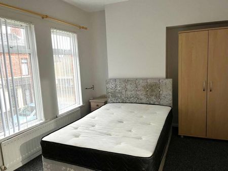 Partly Furnished 2 Bedroom Terrace - Photo 4