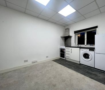 Studio Flat, Romford Road, E12 - Photo 2