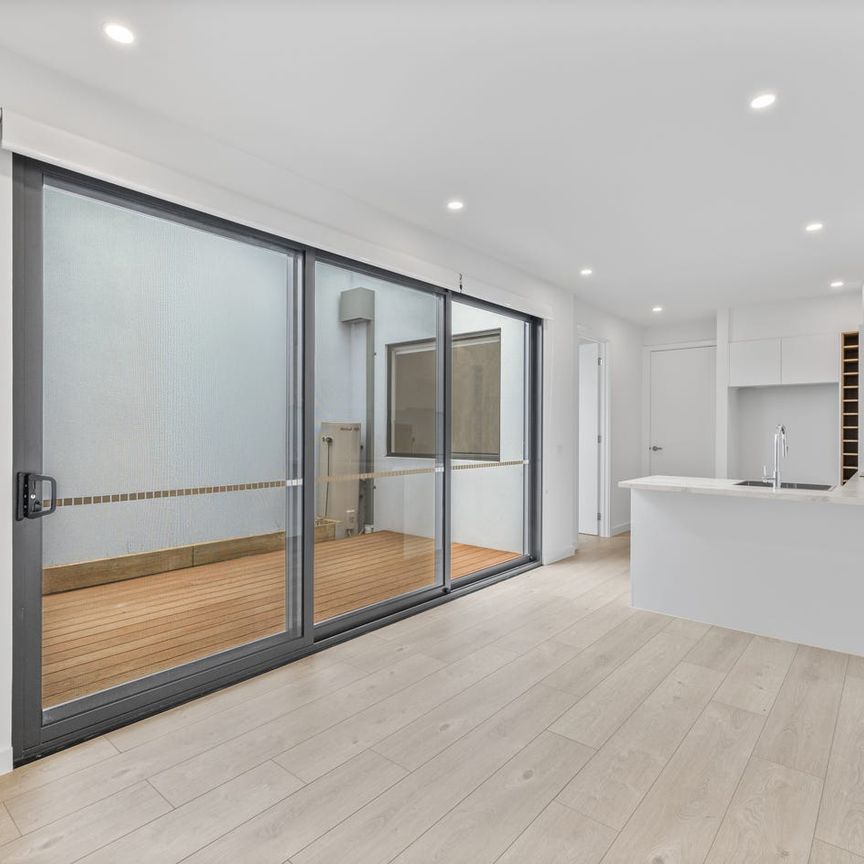Bright, Spacious, & Beautifully Presented - Photo 1