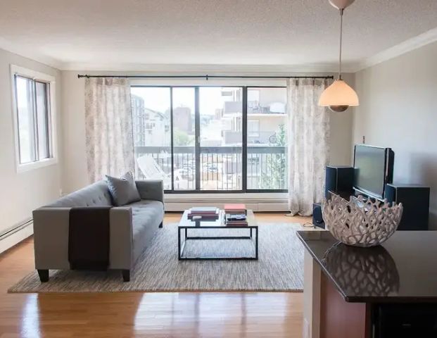 Exceptionally well-lit corner unit has both South and West windows. | 1033 15 Avenue Southwest, Calgary - Photo 1