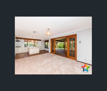 RARE 4 X 2 FAMILY HOME ! - Photo 2