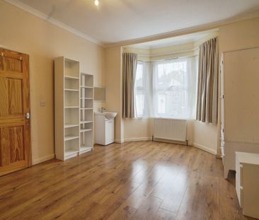 3 bed terrace house, SW12 - Photo 6