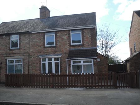 4 bedroom semi-detached house to rent - Photo 4