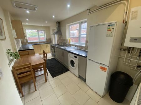 4 bedroom terraced house to rent - Photo 5