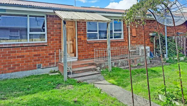 Great location And Tidy Two Bedroom Townhouse - Photo 1