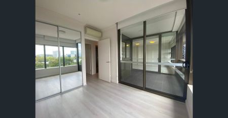 Sunny Two Bedrooms Apartment In Australia Tower - Photo 4