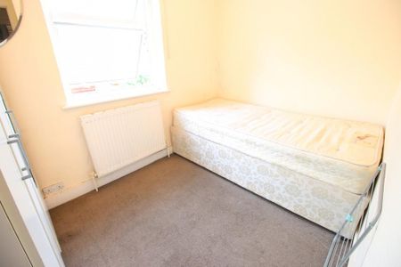3 bedroom flat to rent - Photo 4