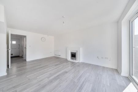 4 bedroom semi-detached house to rent - Photo 3