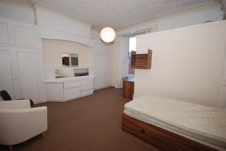 3 bedroom flat to rent - Photo 2