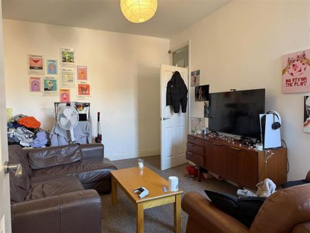 3 bedroom flat to rent - Photo 3