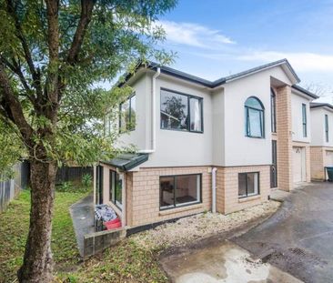 MOUNT ALBERT - Stunning 6 bedroom house near Unitec - Photo 4