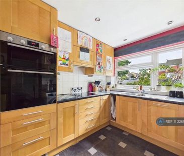 3 bedroom semi-detached house to rent - Photo 5