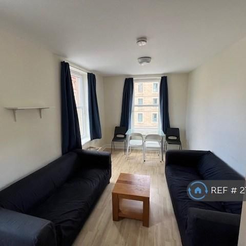 4 bedroom flat to rent - Photo 1