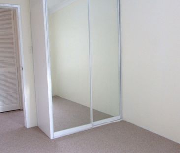 Renovated 2 Bedroom Apartment with lock up garage - Photo 2