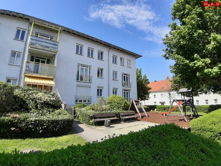 Seltene Gelegenheit in begehrter Lage! Gemütliche 2-Zimmer Wohnung mit bodentiefen Fenstern, praktischem Abstellraum UND kostengünstigem Parkplatz direkt vor der Haustüre! - Photo 3