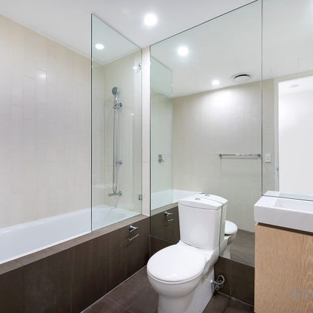 Modern 2 Bedroom Apartment in the heart of Bondi - Photo 3