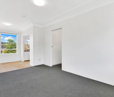 Refreshed One Bedroom Unit With Internal Laundry, Built-in & Single Carport Space - Photo 2