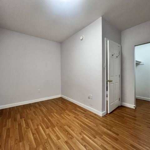 3 LEVEL SPACIOUS TOWNHOUSE | 286 CROWN DRIVE | AVAILABLE OCT 15 - Photo 1