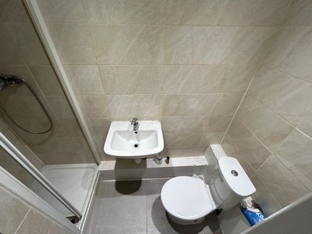 Studio Flat, Warren Road, E10 - Photo 4