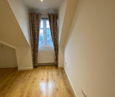 Room in a Shared House, Ilfracombe Gardens, RM6 - Photo 3