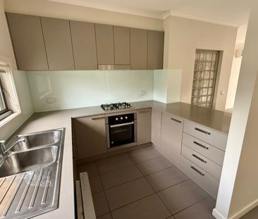 MODERN TOWNHOUSE WITH QUALITY FEAUTURES IN CONVENIENT LYNBROOK LOCA... - Photo 5