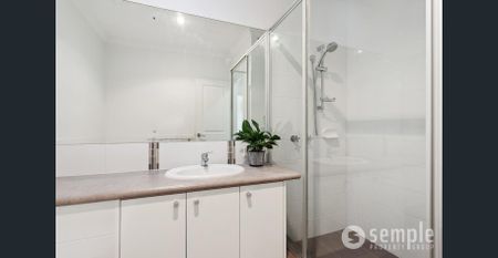 Beautifully presented - Convenient Location - Photo 4