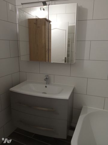 Appartement de type F2, entièrement rénové, offrant une entrée sur cuisine aménagée et équipée - Photo 4