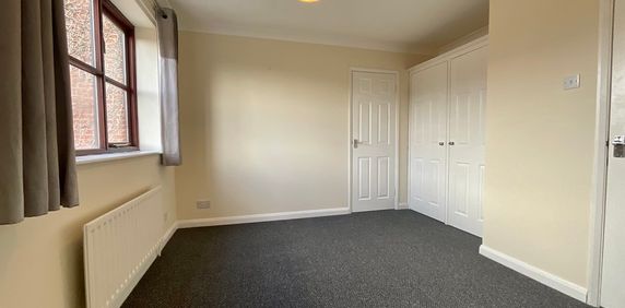 2 bedroom Semi-Detached House to let - Photo 2