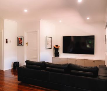 Family home, side access 200 metres to the water front. Water inclu... - Photo 1