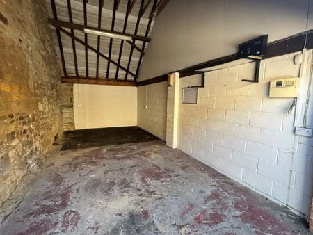 A three bedroom mid-terrace two storey barn conversion with a garage. - Photo 5