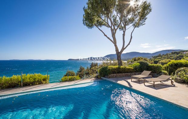 Villa pied dans l'eau à la location- Saint-Tropez /La Croix -Valmer - Secteur Gigaro, accès privé à la mer. - Photo 1