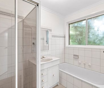 Freshly updated and ready to enjoy, - Photo 3