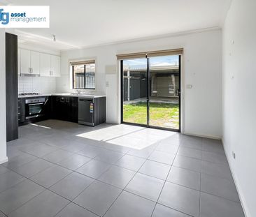 Modern & Low-Maintenance 2-Bedroom Townhouse in Prime Location - Photo 2