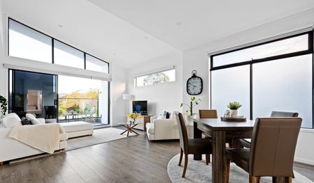 3 Bedroom Townhouse with Own Street Front and solar power - Photo 4