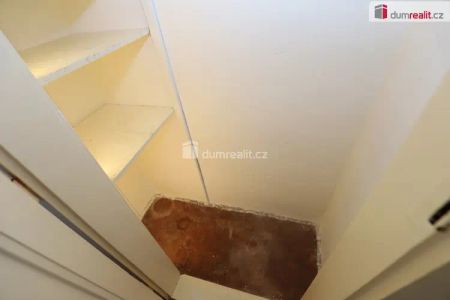 Pěkný útulný byt 2+kk ve druhém patře cihlového domu se zahradou - Photo 3
