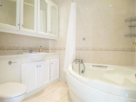 4 bedroom flat to rent - Photo 4