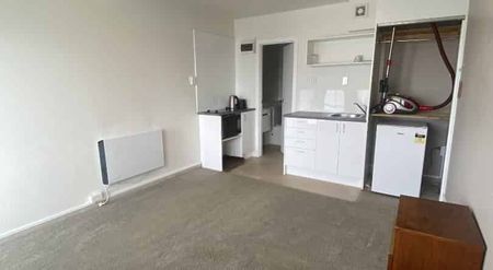 WELL PRESENTED BEDSIT: - Photo 3