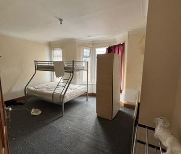 4 Bed Semi-Detached House, Francis Avenue, IG1 - Photo 3