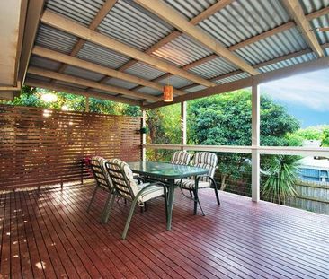 Three bedroom home with low maintenance yard - Photo 1