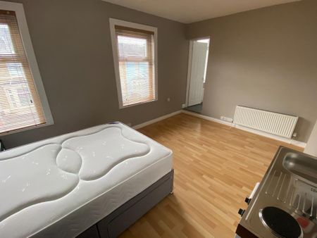 1 bedroom in a house share to rent - Photo 4